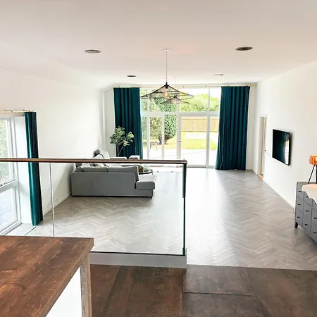 Luxury 300 Square Meter With Pool וילה