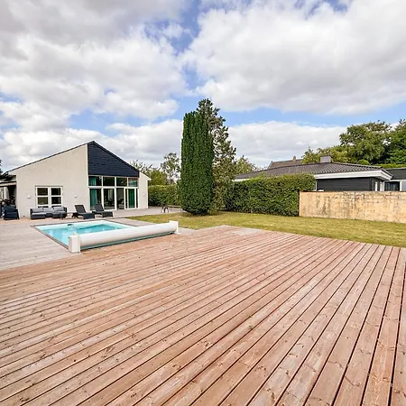 Luxury 300 Square Meter With Pool וילה *